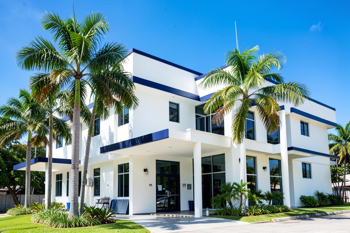 Clínica Bíblica medical facility exterior with palm trees in Costa Rica